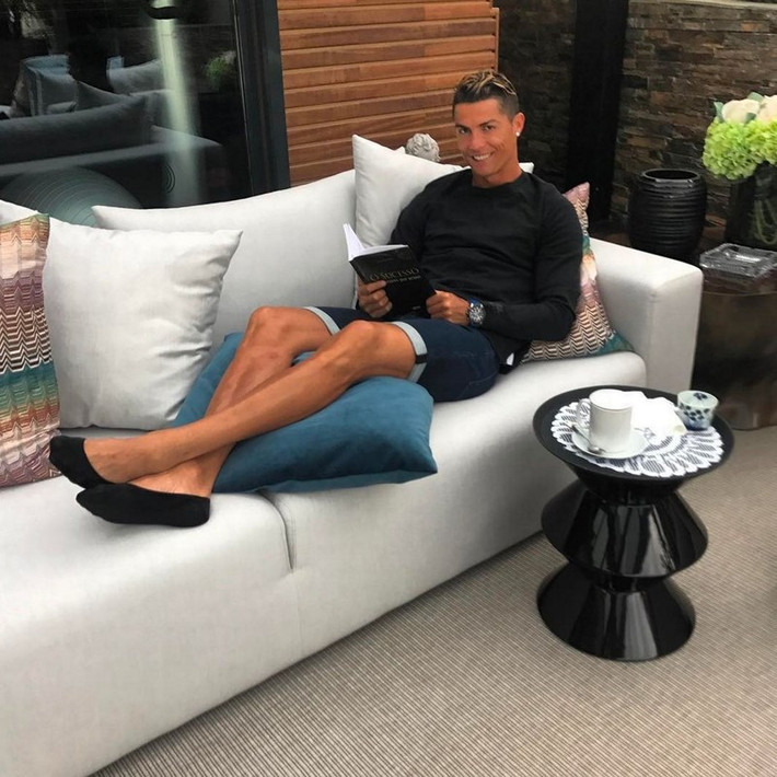Biệt thự của Ronaldo có một phòng tập thể lực và hồ bơi riêng để giúp siêu sao người Bồ Đào Nha có thể tập luyện bất cứ lúc nào. Ngoài ra, không thể thiếu một gara để Ronaldo có thể “trưng bày” các… thể loại siêu xe hạng sang. Khoảnh khắc Cristiano Ronaldo đọc sách trong ngôi biệt thự trị giá 4,8 triệu bảng Anh.
