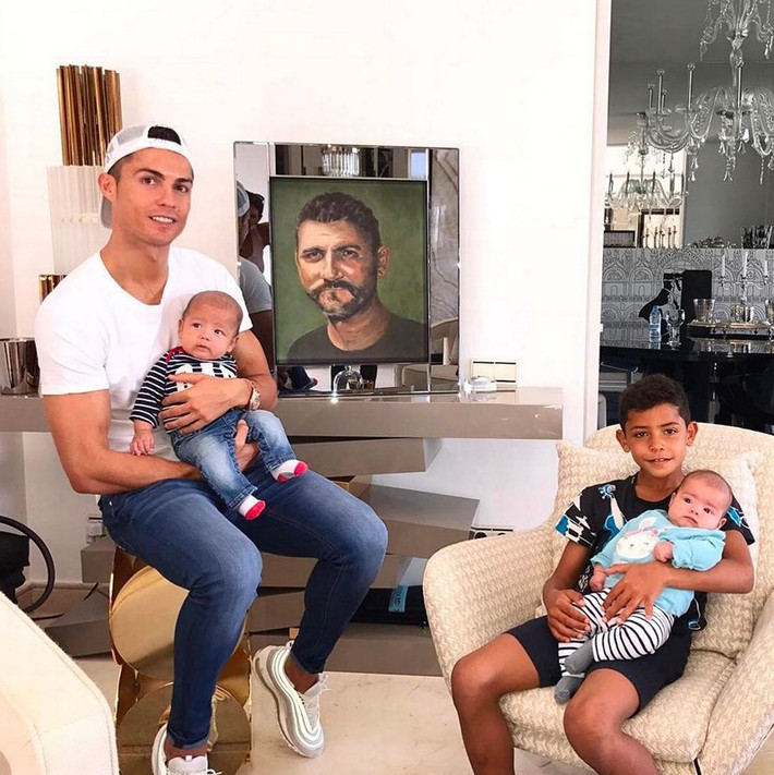 Ronaldo cùng con cả Junior và hai con song sinh.
