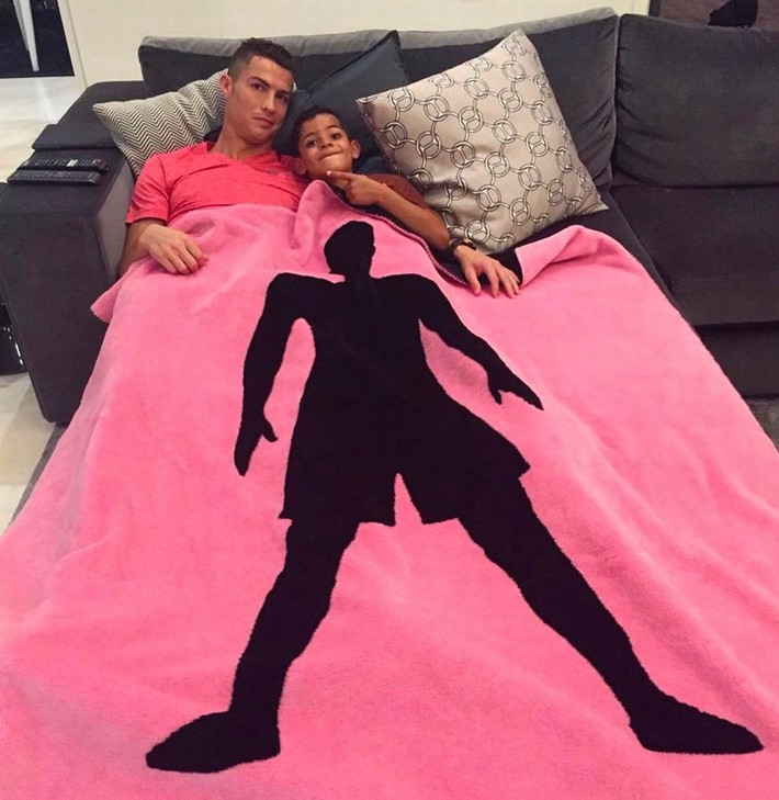 Thêm một chiếc chăn… “màu hường” in bóng Ronaldo ăn mừng bàn thắng.