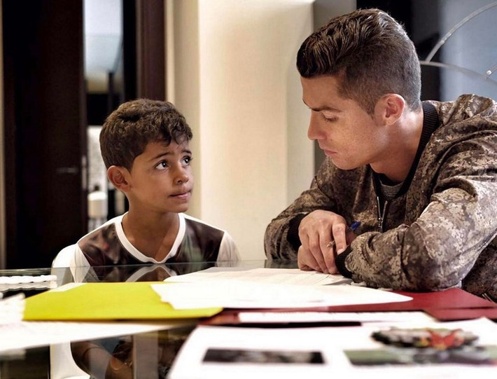 Ronaldo dạy “cậu cả” Cristiano Jr làm bài tập về nhà.