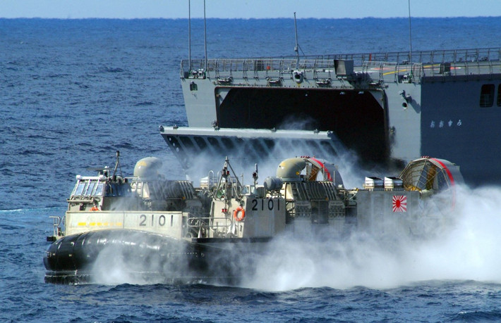 Trong ảnh, tàu đổ bộ đệm khí LCAC di chuyển gần cửa đổ bộ đặt tại đuôi tàu đổ bộ lớn Osumi.