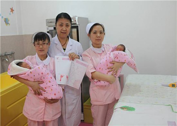 Được biết, chị Angie có tới 2 tử cung và đã thụ thai gần như cùng lúc. Một bào thai được hình thành khi bào thai kia đã được 1 tuần tuổi. Và nhờ nhận được dưỡng chất từ mẹ nên hai bào thai đã phát triển bình thường. Tuy nhiên, theo các chuyên gia, tình trạng mang thai này khiến cho thai kỳ nguy hiểm và khó theo dõi. Bác sĩ đã lo lắng hai bé sẽ không sinh ra cùng lúc. Nhưng rất may là hai bé đã ra đời cùng lúc nhờ phương pháp sinh mổ.