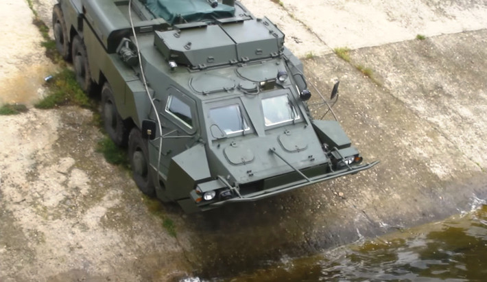 Trong ảnh chiếc BTR-4 đang chuẩn bị tiến vào hồ nước chuẩn bị cho bài bơi lội thử nghiệm.