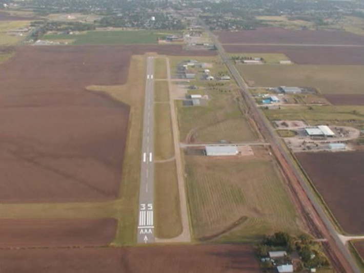 9. Sân bay Qamdo Bamda, Baxoi, Qamdo, Tây Tạng, Trung Quốc. Dù không còn là sân bay cao nhất thế giới (danh hiệu thuộc về sân bay Daocheng Yading của Trung Quốc), sân bay Qamdo Bamda ở Tây Tạng vẫn nằm khá cao 4.333m so với mực nước biển và có không khí loãng, khiến cho việc hạ cánh khá khó khăn. Chính vì vậy, đây cũng là sân bay có đường băng dài nhất thế giới, tới 5,47km.