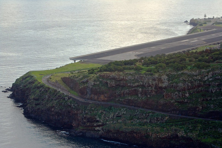 8. Sân bay Madeira, Madeira, Bồ Đào Nha. Đây nổi tiếng là một trong những sân bay nguy hiểm nhất tại châu Âu. Phi công hạ cánh tại sân bay Madeira của Bồ Đào Nha phải cực kỳ khéo léo để điều khiến máy bay qua đường băng nằm giữa những ngọn đồi và biển. Đường băng này nổi tiếng với gió to và độ ngắn đến mức bất hợp lý - dù năm 2003 đã được mở rộng dài ra 200m. Do đó, phi công thường phải ngoặt phải gấp để tránh lao xuống Đại Tây Dương.