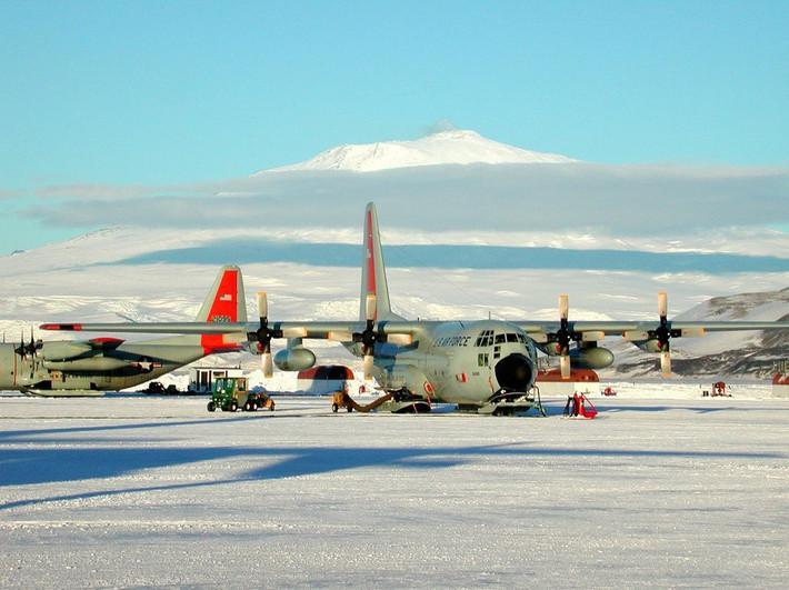 1. Sea Ice Runway, McMurdo Sound, Nam Cực. Còn được gọi là "The Ice", Sea Ice Runaway là đường băng trên băng đá hoàn toàn theo nghĩa đen. Đường băng này có thể có một số chỗ nứt do sức nặng của máy bay. Khi nhiệt độ tăng và băng tan, về cơ bản thì ở đây không có đường băng để hạ cánh.