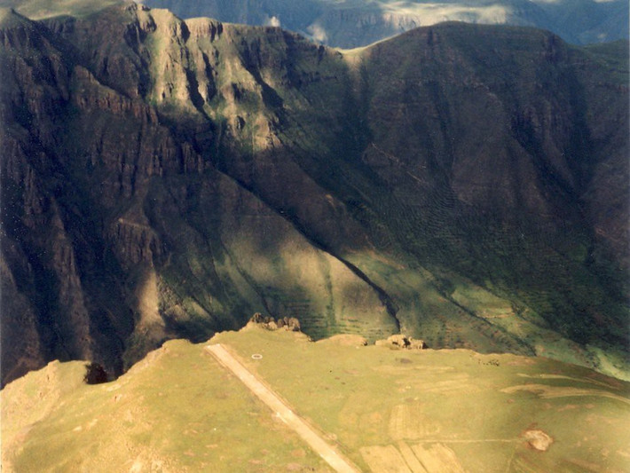 11. Matekane Air Strip, Matekane, Lesotho. Đường băng tại sân bay Matekane Air Strip tại Lesotho, châu Phi chỉ dài chưa đầy 400m nhưng lại có đoạn dốc xuống tới hơn 600m ở đầu cuối.