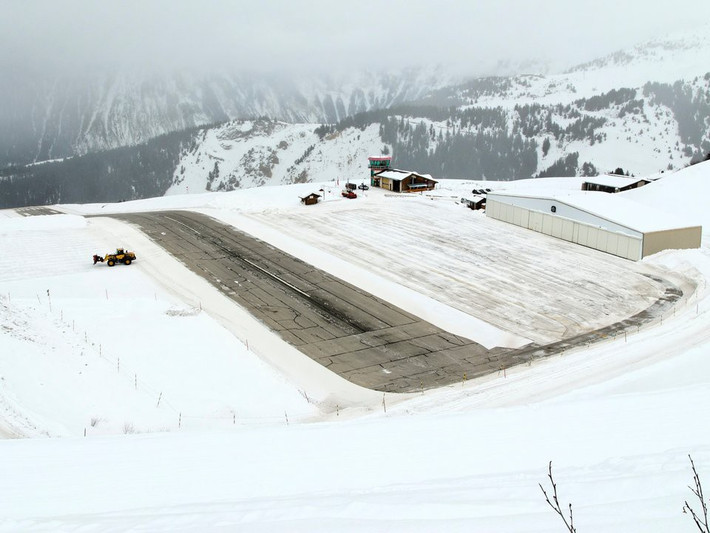 14. Sân bay Courchevel, Courchevel, Pháp. Tại Pháp, sân bay Courchevel không chỉ có đường băng siêu ngắn - chỉ 544m, mà còn rất dốc với độ dốc 18,5%.