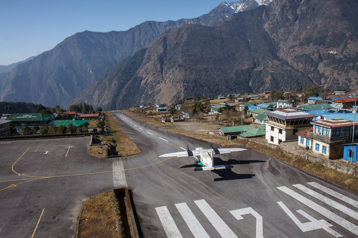 13. Sân bay Tenzing-Hillary, Lukla, Nepal. Sân bay Tenzing-Hillary tại Lukla, Nepal, không chỉ nằm ở độ cao 2.860m so với mực nước biển mà còn là sân bay có đường băng dốc nhất thế giới. Đó là lý do các máy bay chỉ được cất - hạ cánh ở đây vào ban ngày, trong điều kiện thời tiết cho phép.