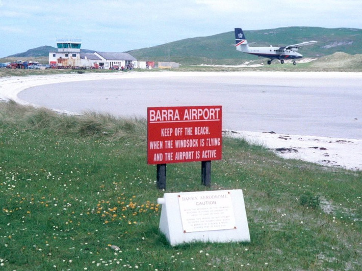 4. Sân bay Barra, Eoligarry, Scotland. Tới sân bay Barra tại Scotland, ngoài việc phải hạ cánh xuống bãi biển đầy cát, máy bay còn phải bay theo thời gian của thủy triều. "Đường băng" của sân bay sẽ hoàn toàn biến mất khi thủy triều lên.
