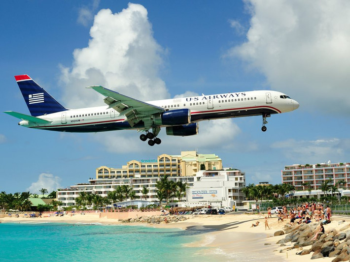 2. Sân bay Quốc tế Princess Juliana, đảo Saint Martin, Caribbe. Sân bay Quốc tế Princess Juliana tại hòn đảo Saint Martin, Caribbe có thể đáng sợ hơn đối với với những người đang tắm nắng trên bãi biển so với hành khách trên máy bay. Sân bay này có đường băng ngắn với một đầu kết thúc ngay trên bãi biển. Điều này có nghĩa là máy bay phải bay rất thấp, gây gió mạnh và tiếng ồn lớn với những người trên bãi biển.