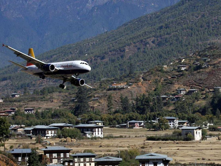 3. Sân bay Paro, Paro, Bhutan. Sân bay quốc tế duy nhất của quốc gia Nam Á là Paro, nằm ở độ cao 2.235m so với mực nước biển và bao quanh bởi các ngọn núi thuộc dãy Himalaya cao hơn 4.800m. Việc hạ cánh xuống đây nguy hiểm tới mức chỉ một số phi công đủ điều kiện mới được phép thực hiện.