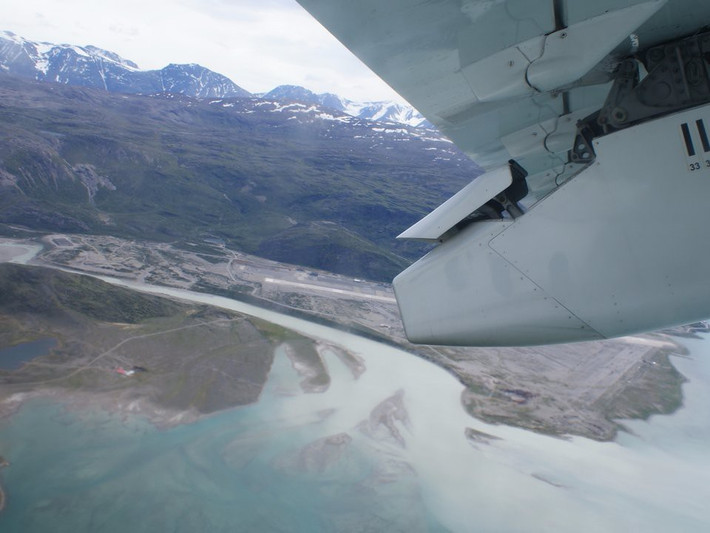 6. Sân bay Narsaruaq Airport, Narsarsuaq, Greenland. Bao quanh bởi các vịnh hẹp, sân bay Narsaruaq của Greenland là thách thức lớn với phi công khi thường xuyên có gió mạnh và chỉ được cất-hạ cánh vào ban ngày. Phi công cũng phải bẻ lái 90 độ để rẽ vào đường băng - điều khó thực hiện trong điều kiện gió to.