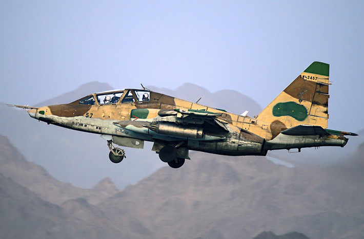 Trong khi Su-25UBK là biến thể huấn luyện hai chỗ ngồi được chế tạo trên cơ sở Su-25K nhưng dùng buồng lái mở rộng. Nó phục vụ tốt vai trò huấn luyện phi công và cả chiến đấu khi cần.