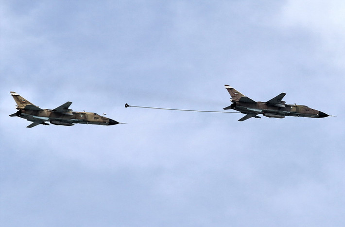 Đặc biệt, các máy bay Su-24MK của Iran có khả năng tiếp nhiên liệu trên không cho nhau, giúp tăng đáng kể tầm bay chiến đấu. Ảnh: Hai máy bay Su-24MK của Iran thực hành bơm nhiên liệu trên không.