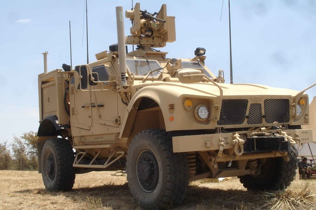 Là sản phẩm của tập đoàn Oshkosh nổi tiếng, Oshkosh M-ATV chính thức phục vụ quân đội Hoa Kỳ từ năm 2009. Thực tế chiến trường Afghanistan, Iraq cho thấy chiếc xe này có hiệu quả rất cao khi chiến đấu nhờ vào sự gọn nhẹ của bộ khung gầm 4x4 và vỏ giáp chắc chắn. Oshkosh M-ATV có trọng lượng khá nhẹ chỉ 12,5 tấn, trang bị động cơ turbo V6 Caterpillar C7 dung tích 7,2 lít công suất 370 mã lực, cho tốc độ tối đa 105 km/h trên đường tốt và tầm hoạt động 510 km, xe chở theo được 5 người (bao gồm 1 pháo thủ).