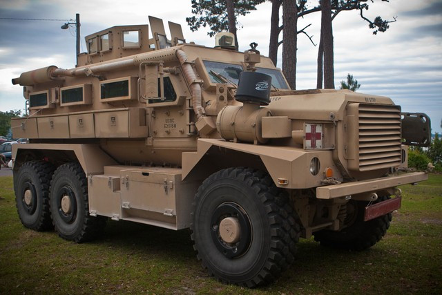 Cougar HE được chế tạo bởi công ty quốc phòng nổi tiếng General Dynamics Land System. Xe chính thức đi vào hoạt động trong quân đội Hoa Kỳ từ năm 2002 và đạt hiệu quả cao trong các cuộc chiến Afghanistan, Iraq. Cougar HE mang theo được 10 lính với vỏ giáp cực kỳ hiệu quả, xe có trọng lượng 22,7 tấn, trang bị động cơ Caterpillar C-7 diesel L6 330 mã lực, cho tốc độ tối đa 88,5 km/h và tầm hoạt động 675 km. Ngoài ra Cougar HE còn có phiên bản 4x4, cứu thương...