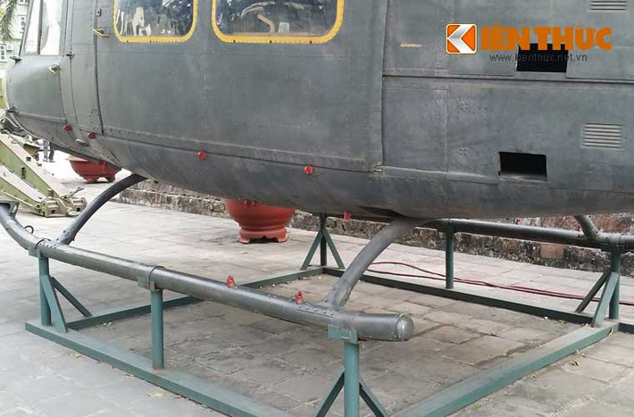 Nhà sản xuất Bell không thiết kế bánh (lốp) hạ cánh mà dùng càng hạ cánh, có thể được gắn thêm ván hoặc phao bơm hơi.