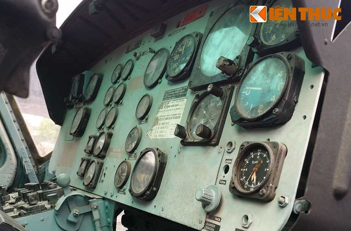 Cận cảnh bảng điều khiển với chi chít đồng hồ hiển thị các thông số kĩ thuật bay cho 2 phi công.