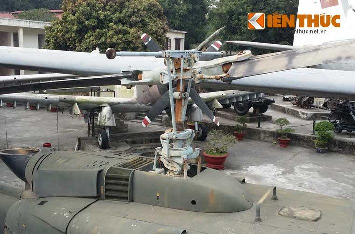 Thành phần vận động của UH-1H bao gồm động cơ, hộp số, cánh quạt chính, cánh quạt đuôi, hộp số 42 độ và 90 độ. Sự truyền động là một cản trở làm giảm tốc độ quay của cánh quạt xuống còn 324 vòng/phút. Nó dùng cánh quạt 2 lá (thay vì 5 lá của Mi-8/17) tuy được coi là tiết kiệm đáng kể không gian nhưng lại làm tăng độ rung lên.