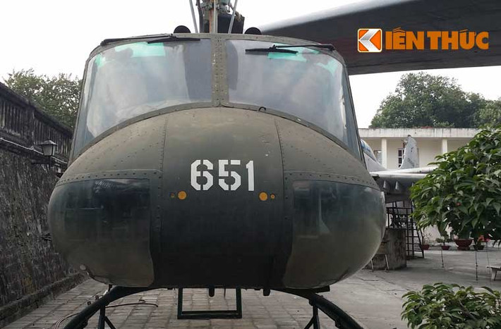 Cabin lái UH-1 nhìn từ bên ngoài, dưới mũi máy bay được bọc một phần kính, không được lắp radar hay bất kỳ thiết bị trinh sát nào cả.