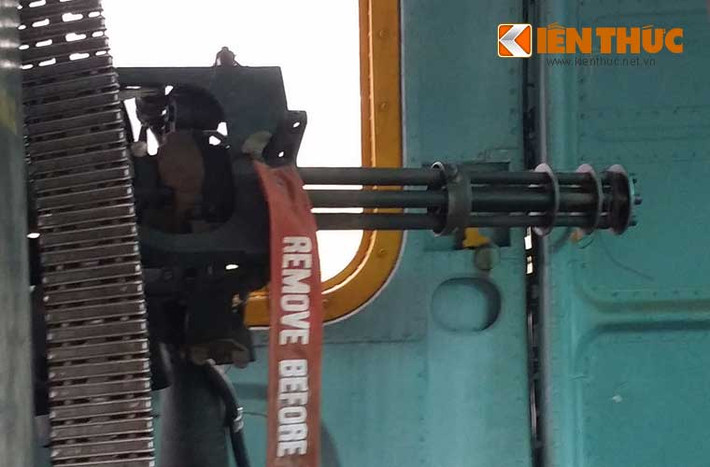 Bên trong trực thăng thiết kế với giá cố định cho phép lắp nhiều loại súng máy để tấn công mục tiêu mặt đất. Trong ảnh, chiếc trực thăng UH-1H lắp sẵn khẩu súng máy 6 nòng cỡ 7,62mm.