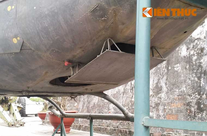 UH-1 có 5 thùng nhiên liệu mềm (đạn bắn xuyên qua tự bịt kín), hai trong số đó được gắn dưới sàn cabin và ba thùng được gắn phía sau truyền động.