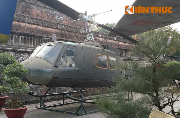 Trực thăng UH-1 của Việt Nam bị rơi vào sáng ngày hôm qua sau ở nông trường Phạm Văn Hai, ấp 4 huyện Bình Chánh, TP HCM do hãng Bell Helicopter (Mỹ) sản xuất, được quân đội Mỹ và VNCH sử dụng rộng rãi ở miền Nam trong chiến tranh. Sau 1975, Không quân Nhân dân Việt Nam đã thu giữ được số lượng lớn trực thăng UH-1 và sử dụng trong chiến tranh bảo vệ Tổ quốc 1978-1979. Trong ảnh là một trong số trực thăng UH-1 được ta thu giữ, trưng bày ở Bảo tàng Lịch sử Quân sự Việt Nam.