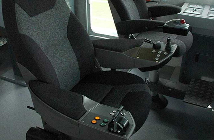Tất cả các biến thể của lớp tàu tuần tra Defiant do Metal Shark thiết kế đều làm bằng hợp kim nhôm, tích hợp hàng loạt trang bị hiện đại như radar băng X, hệ thống lái tự động, hệ thống định vị toàn cầu, hệ thống nhận diện tự động, la bàn từ tính và la bàn hồi chuyển, trang bị liên lạc... Trong ảnh, phòng mô phỏng không gian cabin lái tàu trên mặt đất.