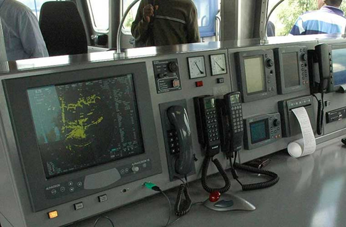 Hệ thống hiển thị, điều khiển của lớp tàu tuần tra Defiant được dựng ở mô hình đặt trên đất liền.