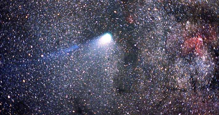 Mưa sao băng Eta Aquarids xảy ra khi Trái đất di chuyển qua đuôi của sao chổi Halley. Chính vì vậy chúng ta có thể chiêm ngưỡng trọn vẹn ánh hào quang khi mảnh vụn của sao chổi vệt qua Trái Đất.