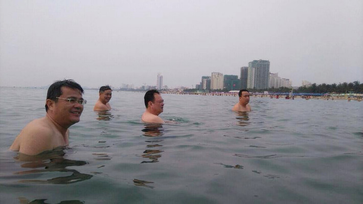 Trước đó, sáng 30/4, ông Nguyễn Điểu - giám đốc Sở TN&MT Đà Nẵng, ông Nguyễn Văn Anh -giám đốc Trung tâm kỹ thuật môi trường, ông Nguyễn Trần Quân - phó giám đốc Trung tâm Kỹ thuật môi trường, ông Phạm Thanh Phúc - phó chi cục trưởng Chi cục Bảo vệ môi trường cùng nhiều cán bộ sở đã đi tắm biển Phạm Văn Đồng. Nguồn ảnh: Tuổi Trẻ.