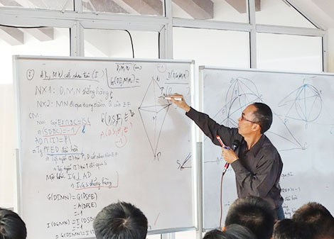 TS. Lê Bá Khánh Trình cho biết, lúc ấy thời gian sắp hết, nếu giải theo cách thông thường thì không kịp, nên buộc ông phải tìm một cách giải khác. Nhờ thế mà cách giải toán của TS. Lê Bá Khánh Trình cuối cùng lại ngắn hơn và đơn giản hơn so với cách giải trong đáp án của ban tổ chức.