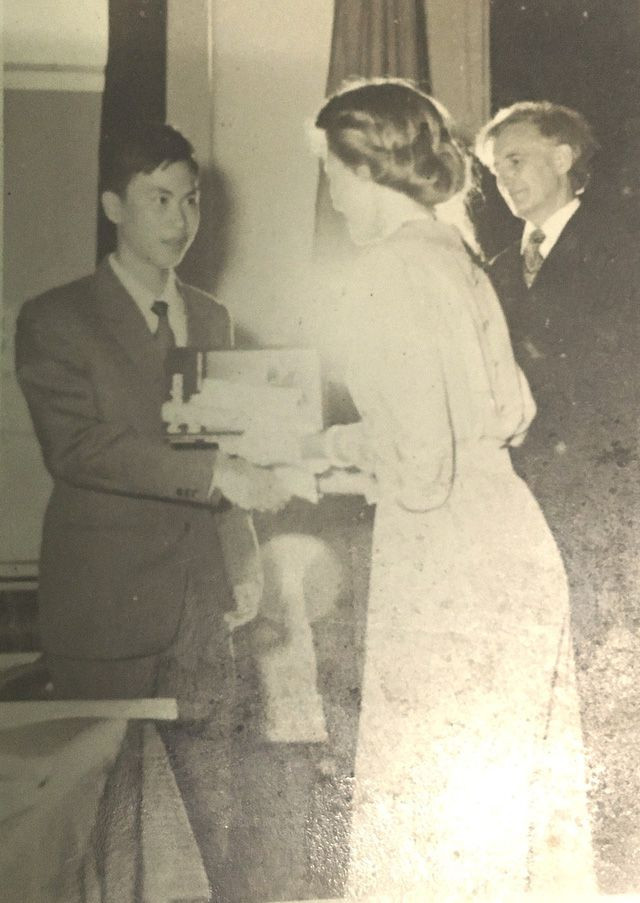 GS. Tony Gardiner, nhà toán học người Anh, người đã chấm bài thi của thí sinh Lê Bá Khánh Trình năm xưa kể lại rằng, ngày đó ban giám khảo đã tính hết các nước cho lời giải bài hình. Khi thấy lời giải rất ngắn của thí sinh, ban giám khảo đều cười và cho rằng lời giải này sai. Nhưng sau khi xem kỹ thì không thể tìm ra chỗ sai.