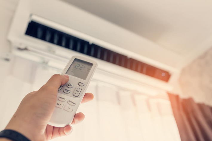 Khi bạn kích hoạt chế độ hút ẩm trong máy điều hòa, không khí ẩm sẽ bị hút và ngưng tụ lại trong dàn máy. Độ ẩm trong phòng từ 70% trở lên, bạn có thể sử dụng chế độ Dry để không khí trong phòng trở nên dễ chịu và đỡ bí bách hơn.