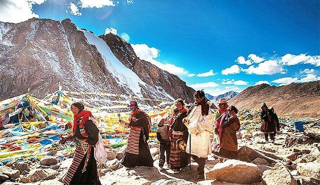 Người Tây Tạng hiếu khách, thân tình, họ yêu ca hát nhảy múa. Họ sống bằng nghề nông và chăn nuôi gia súc.