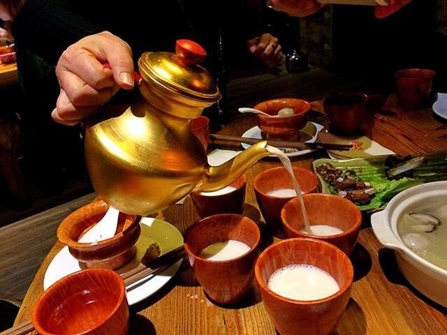 Nhưng có một thú vị là vùng đất Tây Tạng không thể trồng được cây trà. Toàn bộ trà đều vận chuyển nhờ các tay buôn đổi ngựa tốt lấy trà từ Ấn Độ với quãng đường gần 4.000 km.