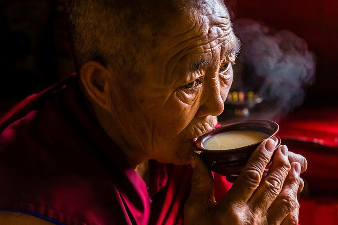 Người dân nơi đây thường dùng trà để uống thay nước hoặc làm canh khi ăn Zanba. Khi pha trà họ thường cho thêm vào ấm hoặc cốc một miếng bơ bò gọi là trà bơ.