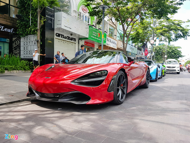 Siêu xe McLaren 720S có giá bán tại Mỹ là 291.564 USD. Tạm tính chi phí lăn bánh của mẫu xe này tại Việt Nam là hơn 20 tỷ đồng.