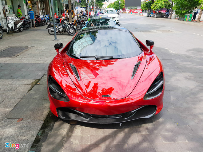 Khác với màu xám ghi của chiếc đầu tiên, chiếc 720S thứ 2 mang màu ngoại thất Memphis Red khá nổi bật. Chiếc xe này thuộc phiên bản hiệu suất cao Performance của McLaren, với nhiều chi tiết bằng sợi carbon ở ngoại thất.