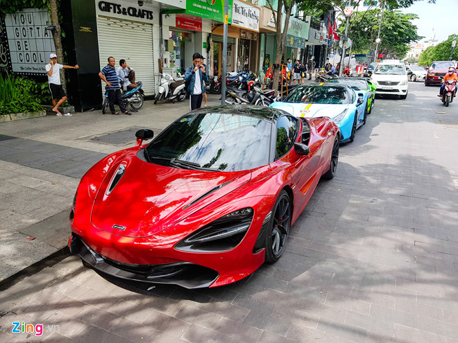 Sau khi được vận chuyển từ Hà Nội vào, chiếc McLaren 720S thứ 2 tại Việt Nam vừa xuất hiện trước một quán cà phê tại trung tâm quận 1, TP.HCM.