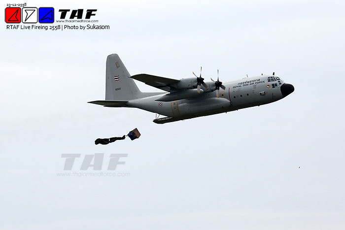 Máy bay vận tải C-130 thả dù hàng tiếp viện.