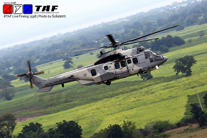 Trực thăng vận tải EC-725 Caracal chở lính đặc nhiệm chuẩn bị đổ bộ đường không.
