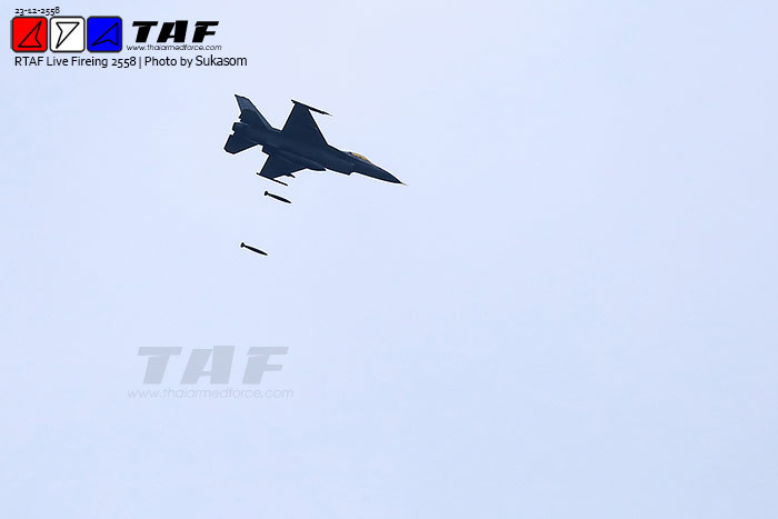 Máy bay F-16 ném bom Mk82.