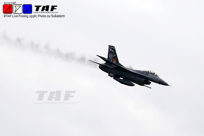 Sau khi ném bom, các máy bay chiến đấu F-16 tiếp tục khai hỏa pháo 20mm M61 Vulcan oanh kích các mục tiêu còn lại.
