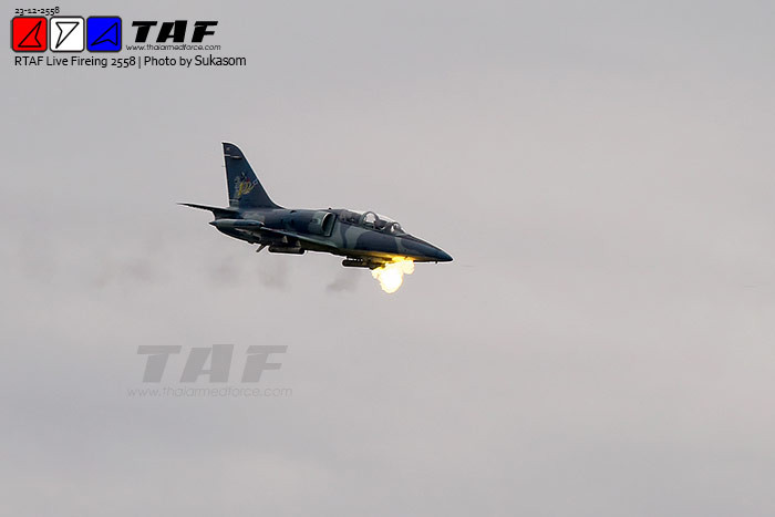 Máy bay L-39ZA của Thái Lan tập trận cùng F-16 đang khai hỏa pháo 30mm.