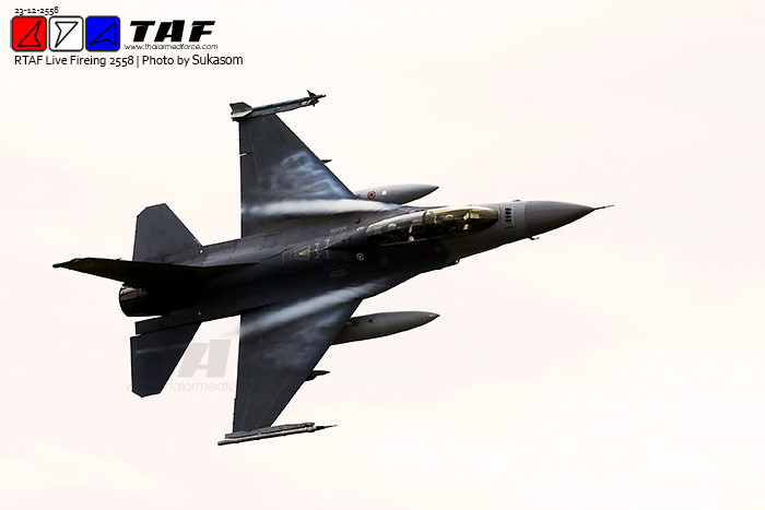 F-16 của Không quân Thái Lan đang cơ động chuẩn bị thực hiện ném bom tấn công mục tiêu mặt đất.