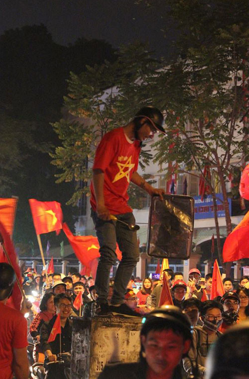 Một thanh niên còn bấp chấp tính mạng leo đứng trên cột tụ điện.