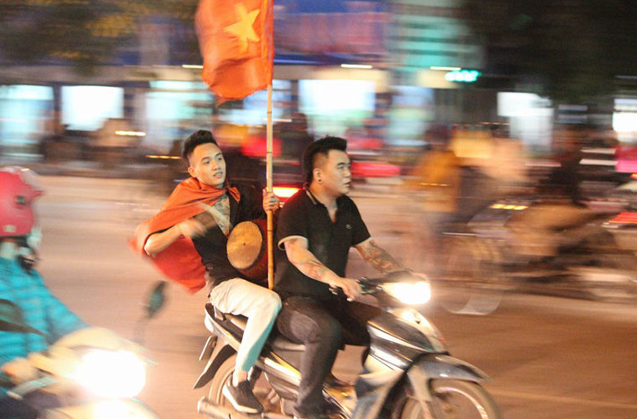 Đành rằng, ăn mừng chiến thắng là chuyện bình thường, thế nhưng bất chấp nguy hiểm để ăn mừng theo cách của riêng mình, điều đó phần nào làm xấu đi hình ảnh của người hâm mộ.