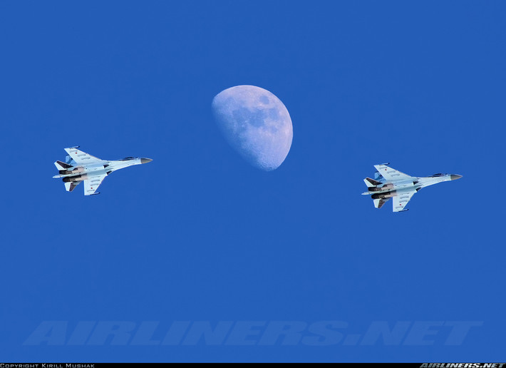 Su-35S được trang bị hệ thống radar mạng pha Irbis có thể khóa đến 30 mục tiêu khác nhau, trong đó có 8 mục tiêu có thể khóa gần như liên tục với độ chính xác đủ để đồng thời tiêu diệt bằng các tên lửa không đối không tầm trung với đầu dò chủ động.